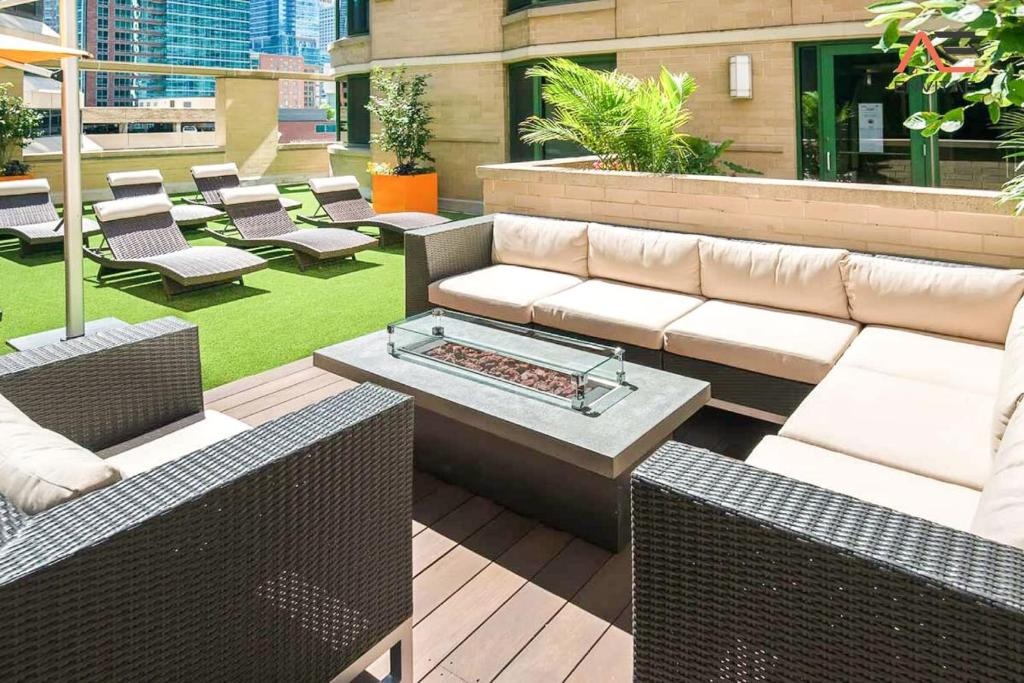 ENVITAE 2BR Vibrant High-Rise Penthouse