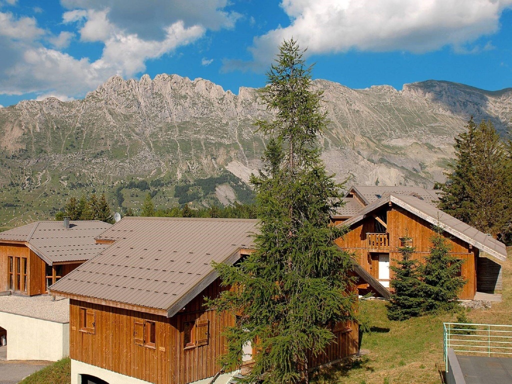 Wooden apartment in family friendly and sunny Superdevoluy