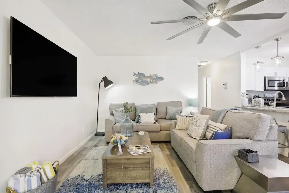 Boat Lovers Paradise: Walk to Private Beach!