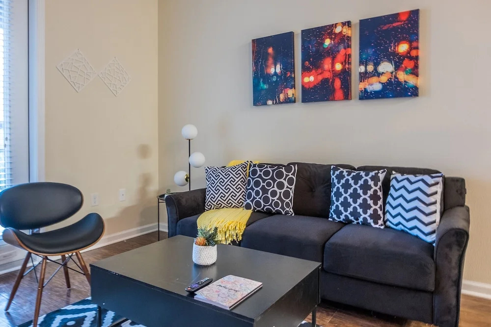 Southside 1 BR Apt with Parking by Frontdesk