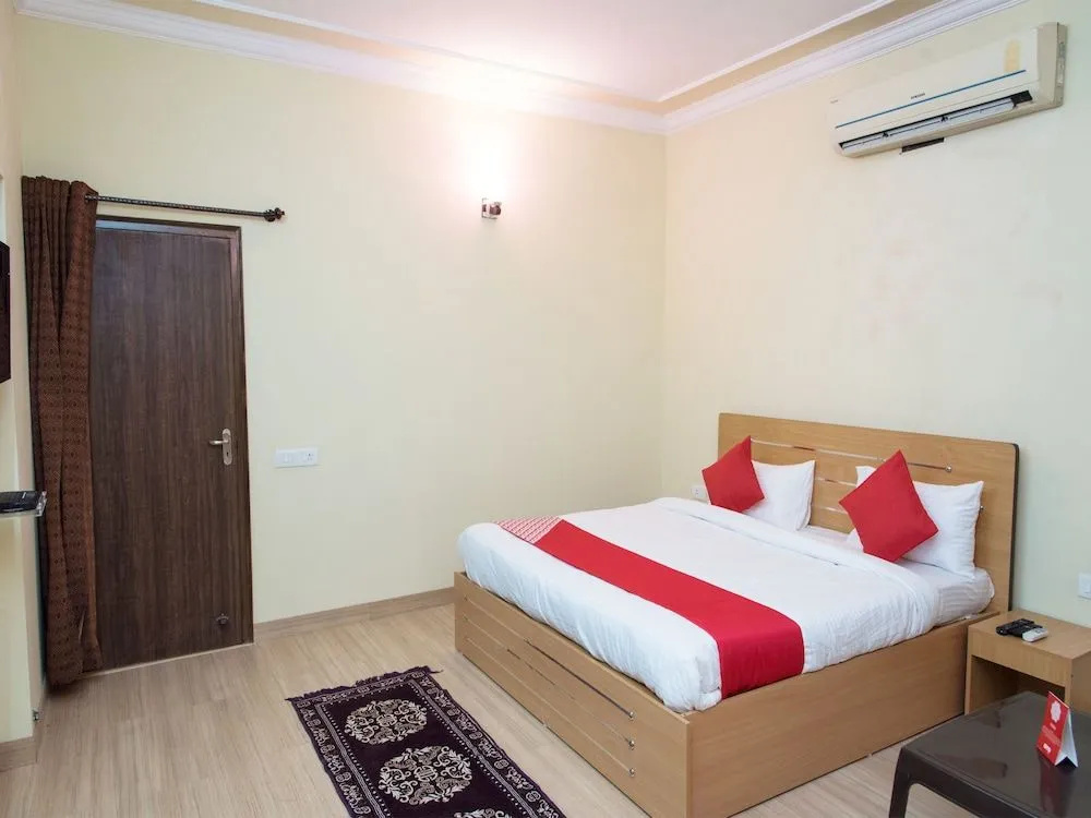 OYO 11064 Home Spacious 3BHK Near Hiran Magri