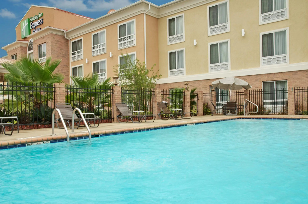 Holiday Inn Express & Suites Alexandria by IHG