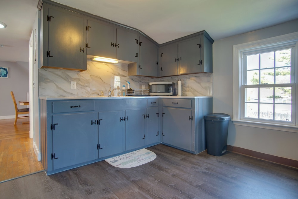 1 Mi to Windmill Beach: Cape Cod Couples Retreat