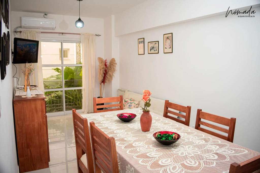 Departamento en calle principal, cómodo, hasta 4.