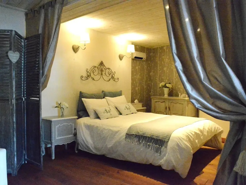 Charming Nest Cozy, Romantic, Very Comfortable, on a Square of Torgny
