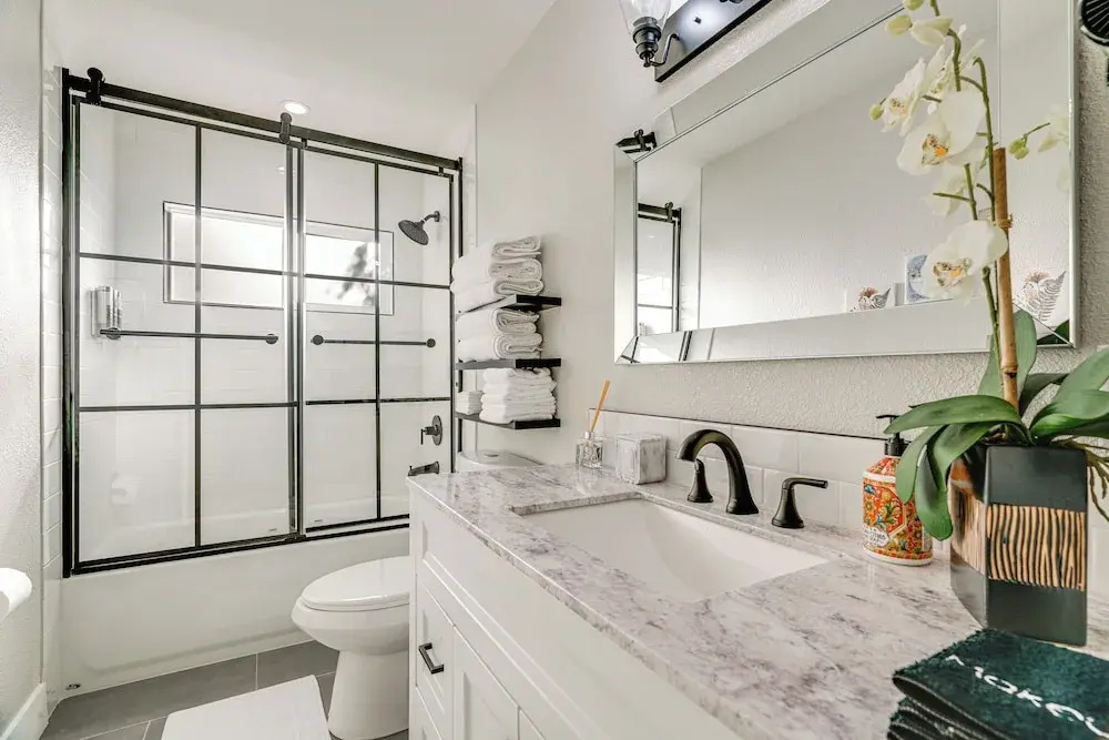 2 Mi to Beach: Home w/ Patio in Del Rey Oaks!