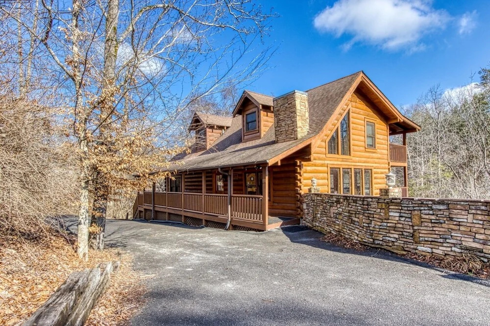 The Wildlife Lodge - Great Location! Close To Tanger Outlets! 5 Bedroom Cabin by RedAwning