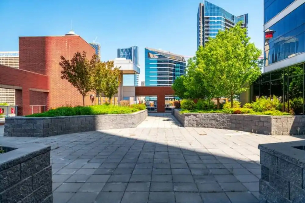 Modern DT Condo Balcony Parking Gym Hot Tub