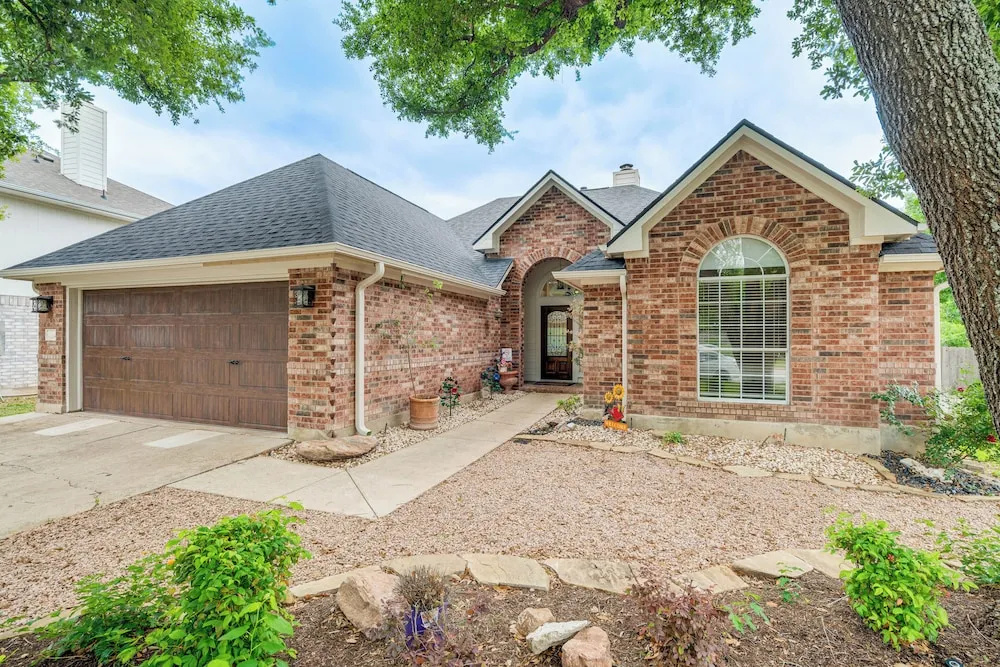 Pool, Hot Tub & Bbq: Family Home in Round Rock