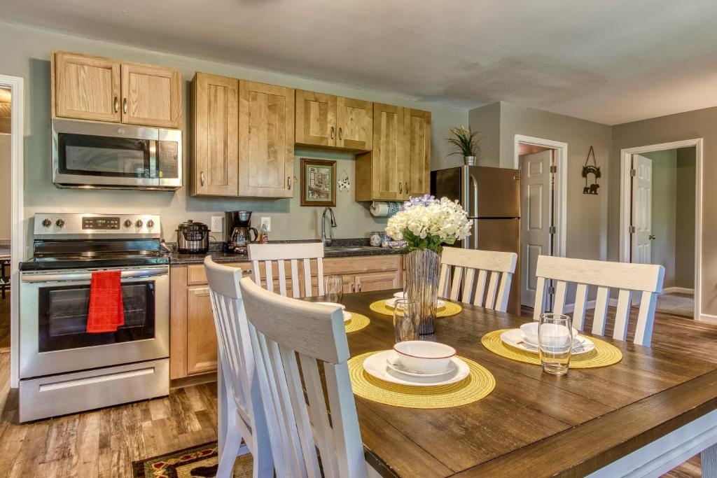 Moose Tracks by HoneyBearCabins 5BR 4BA Sleeps 15