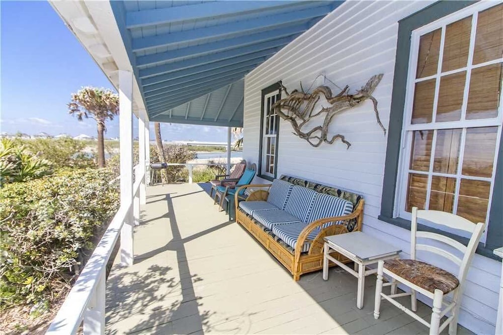 The Historic Lodge, 5 Bedrooms, Sleeps 10, Ocean Front, WiFi