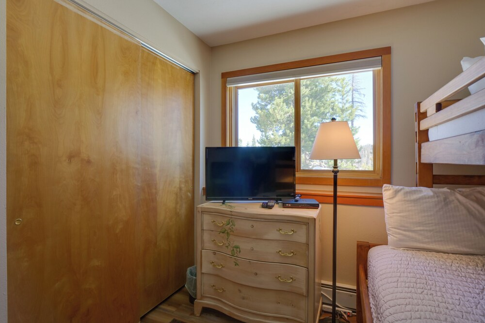 Silverthorne Condo: Patio, Mtn Views, Pool Access