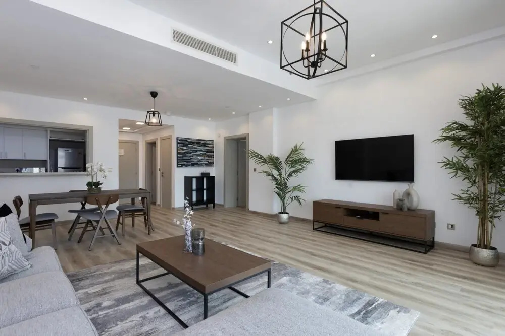 Luxe 1BR w Palm Skyline View Easy Mall Access