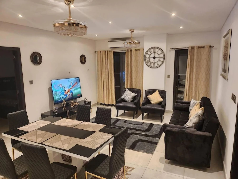 Luxurious & Comfy Gem-5 Star Location-pools, Gym!