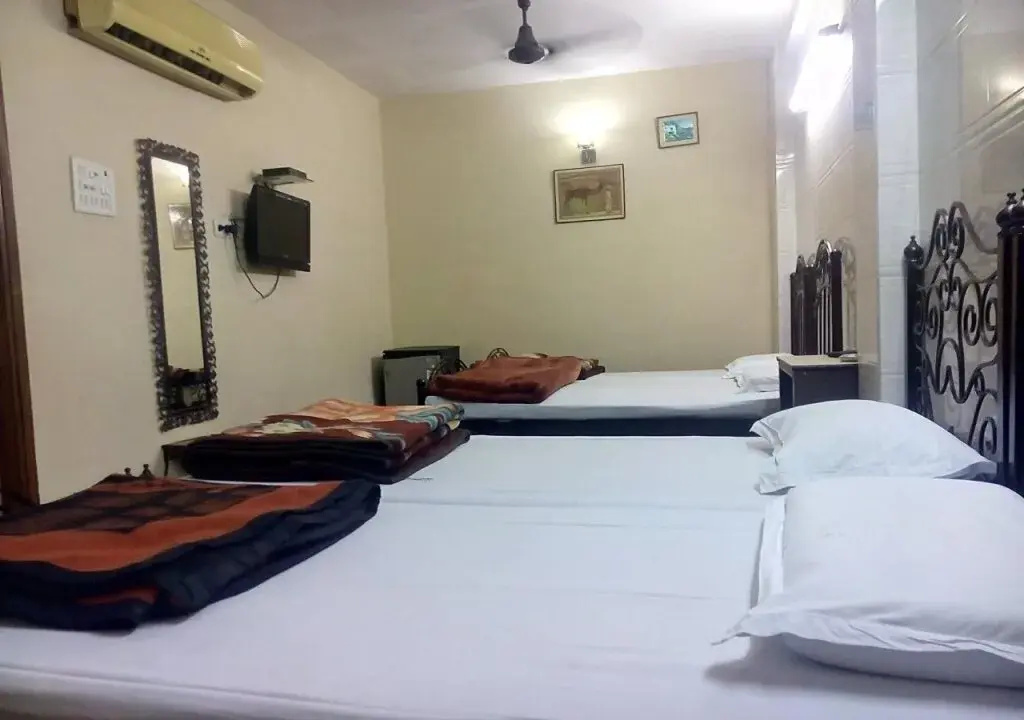 BLESS INN - Near Connaught Place