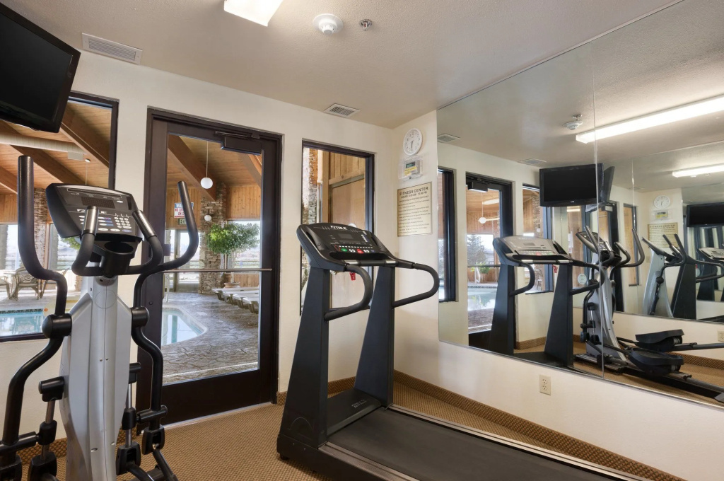 Pinedale Hotel & Suites