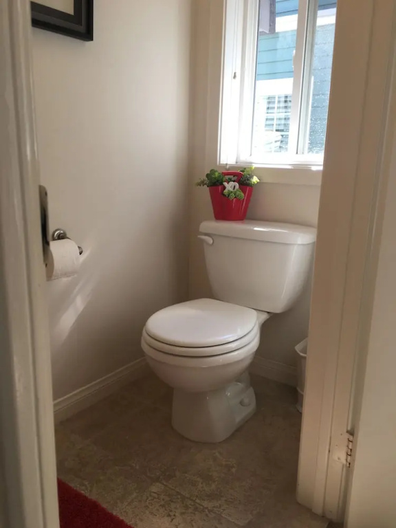 2 Bedroom Townhome 2 Mins. to the Beach