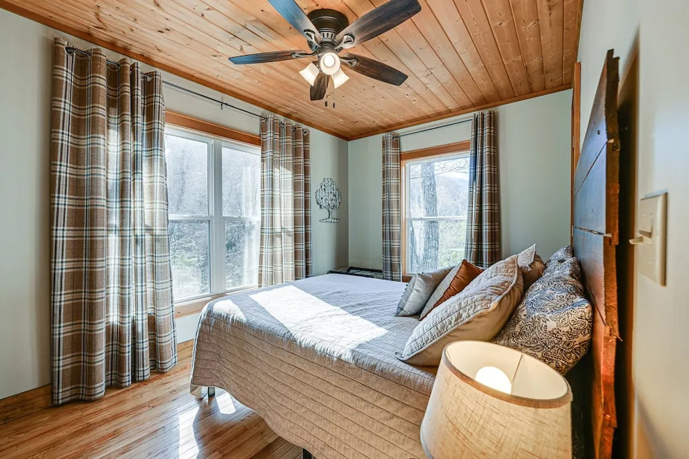 Bryson City Cabin: Deck & Mountain-view Hot Tub