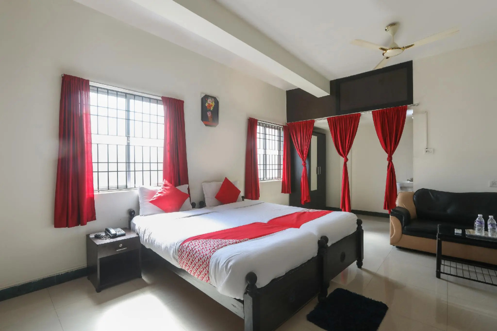 OYO 67644 D-qube Hotels