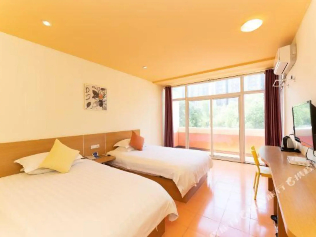Le 8 Chain Hotel (Bengbu Zhanggongshan Park)