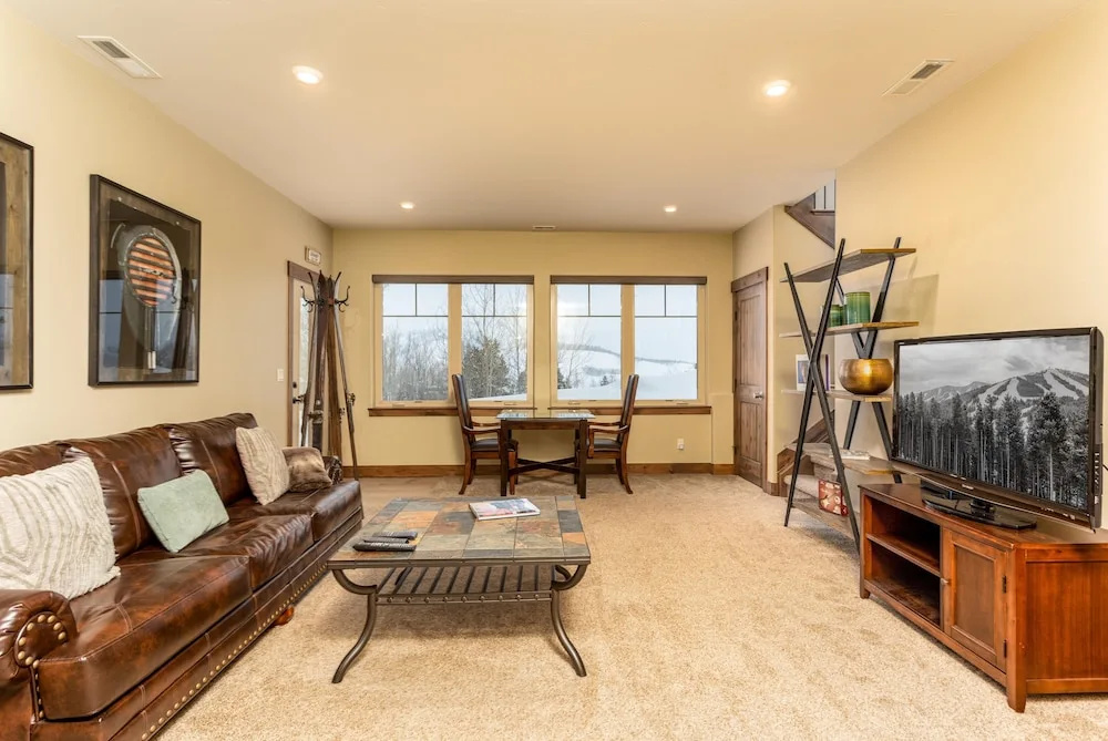 New Listing! Mountain-view Lodge W/ Fireplace And Hot Tub 4 Bedroom Cabin