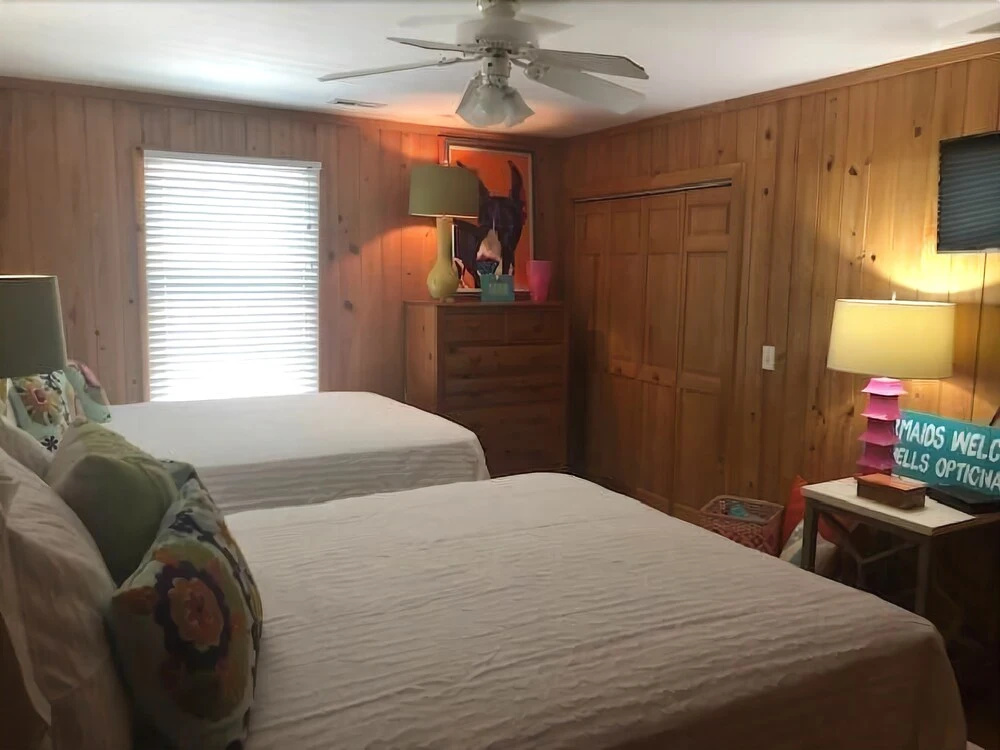 Fins to the Right - 6 Br Home