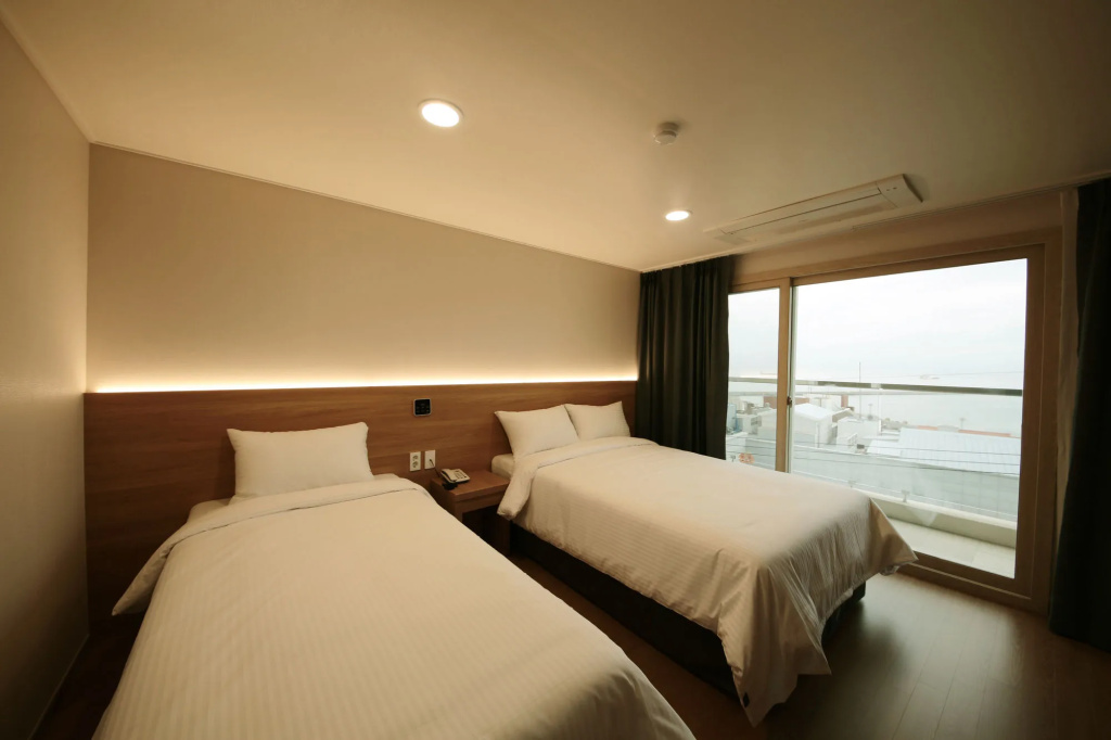 Harbor Hotel