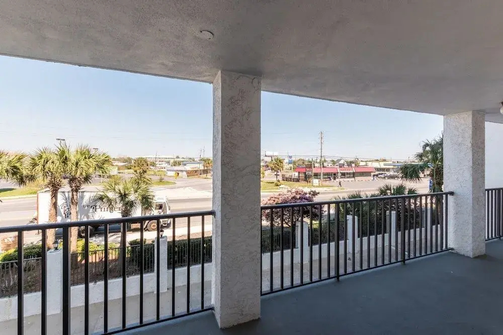 AquaVista East 301 - 3 Br condo by RedAwning