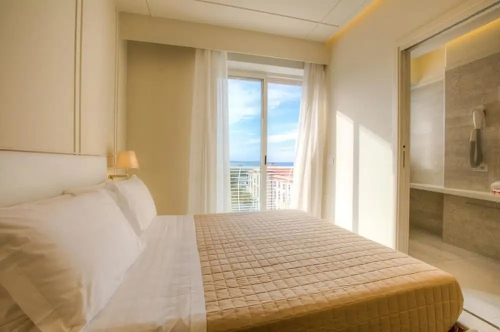 Universal Hotel & Homes