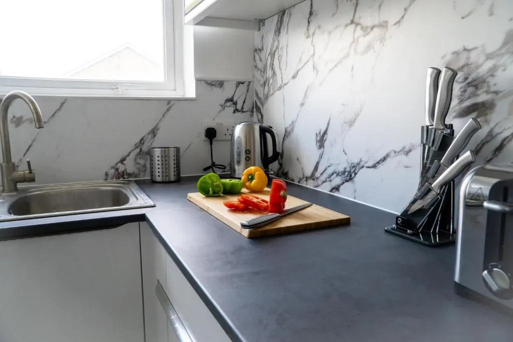 OnSiteStays - Ideal Long Term Retreat, 2-Br House with Conservatory, Parking & Wi-Fi