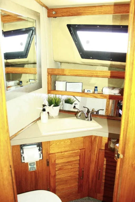 Dockside Boat & Bed Long Beach