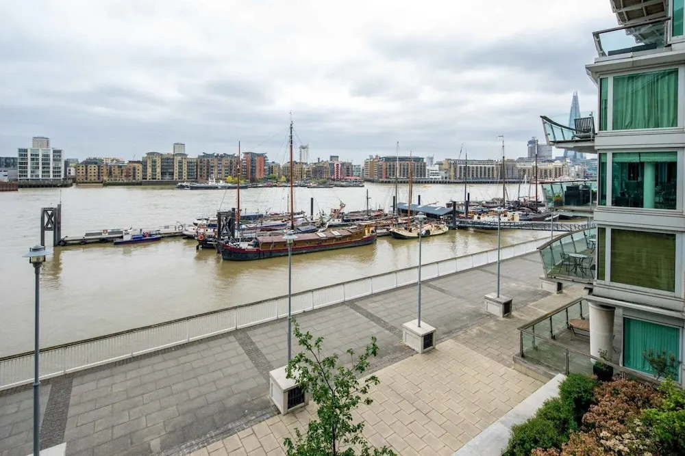 Light Modern Flat With Balcony Over River Thames!