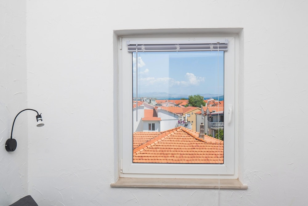 Apartments and Rooms Mladen