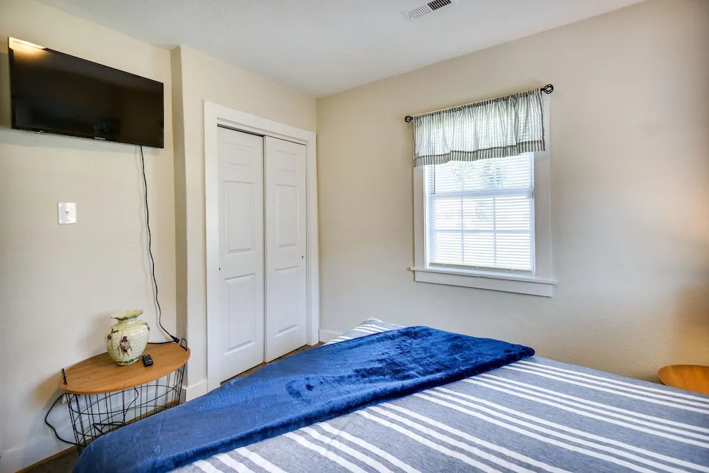 Hampton Home w/ Grill < 1 Mi to Beach!