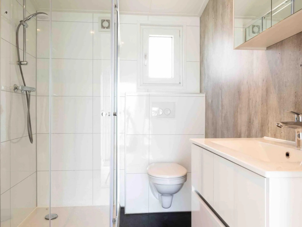 Modern chalet with microwave, on a holiday park, 22 km. Van den Bosch