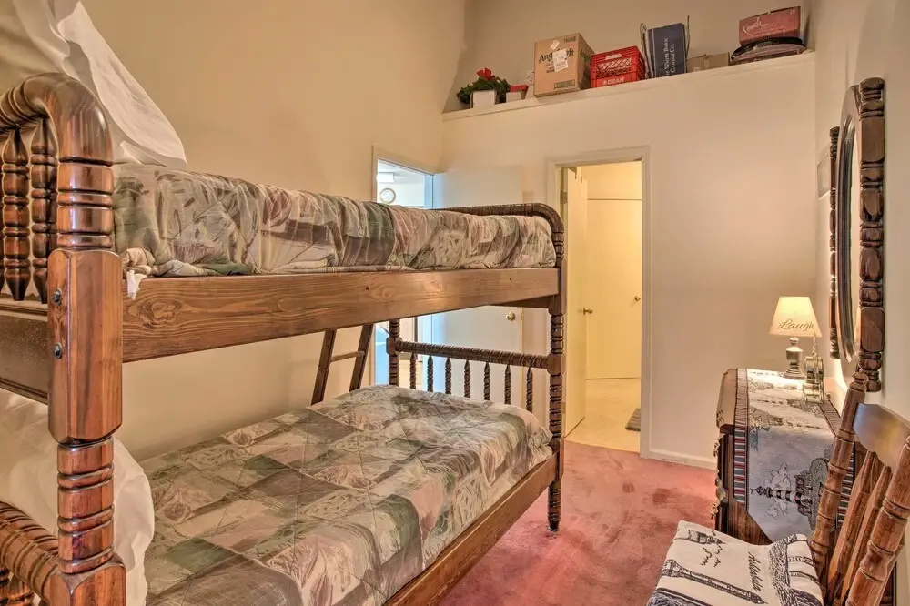 Walkable Condo w/ Balcony, Dock & Pool Access