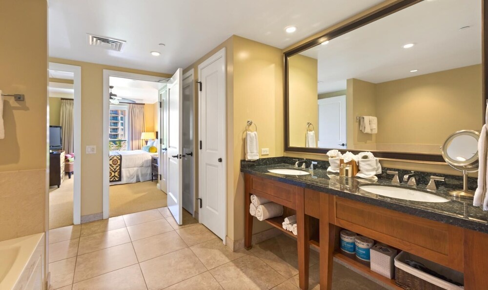 K B M Resorts- Hkh-442 Spacious 2bd, Ocean Views, Chefs Kitchen, Steps to Beach and Spa!