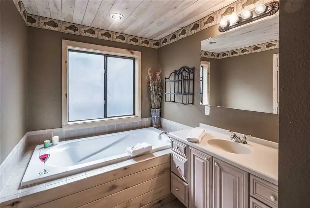 Buffalo Lodge - Seven Bedroom Cabin with Hot Tub