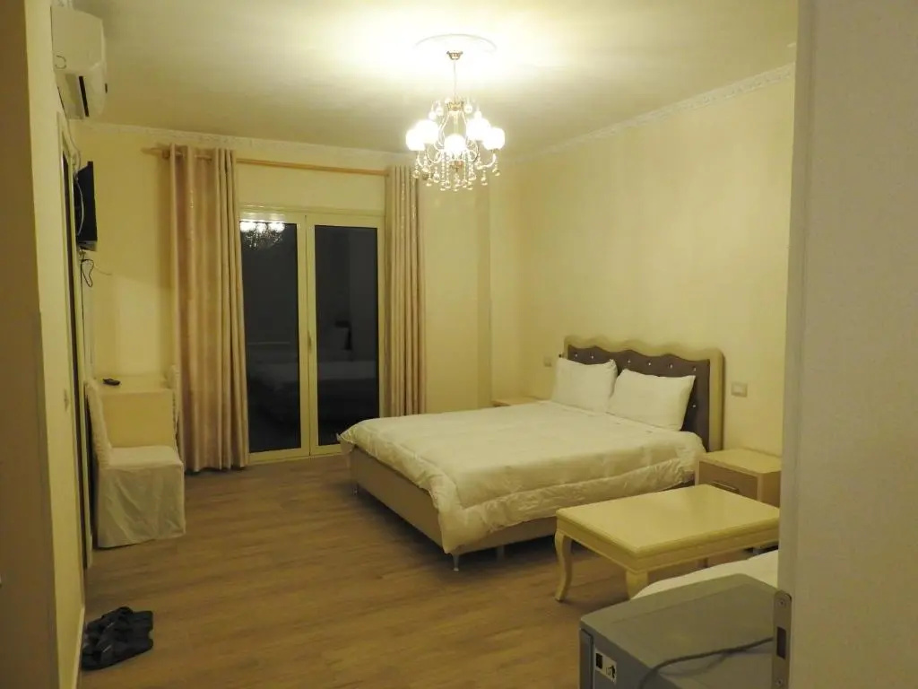 Hotel 3 Vellezerit