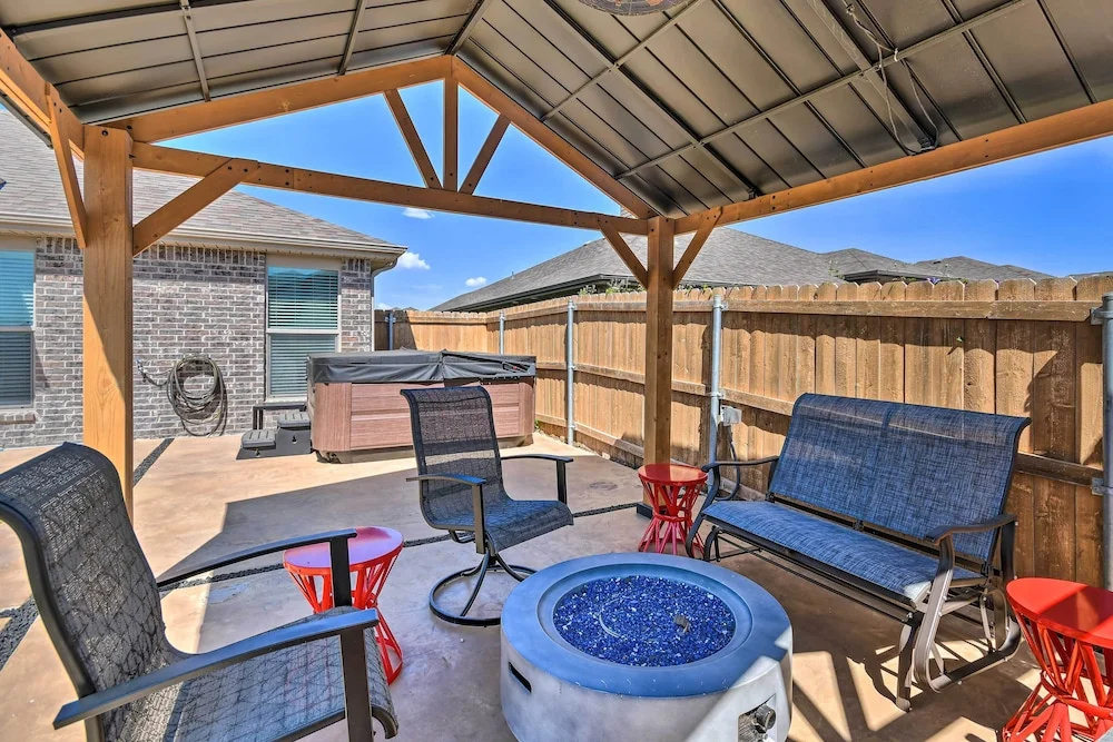 Modern Amarillo House w/ Fire Pit + Hot Tub!