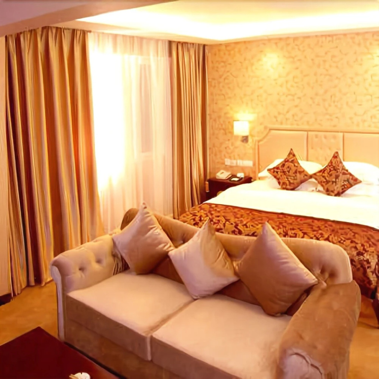 Four Seasons Holiday Hotel