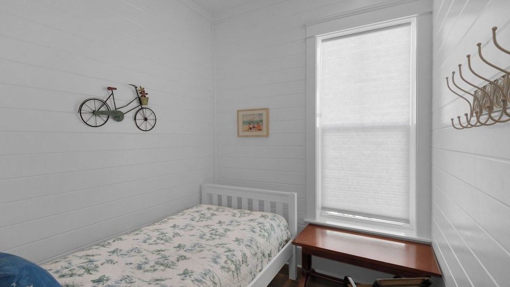 Modern Prominence Home ~ Game Room, 4 Bikes, Sleeps 13, Pet Friendly!