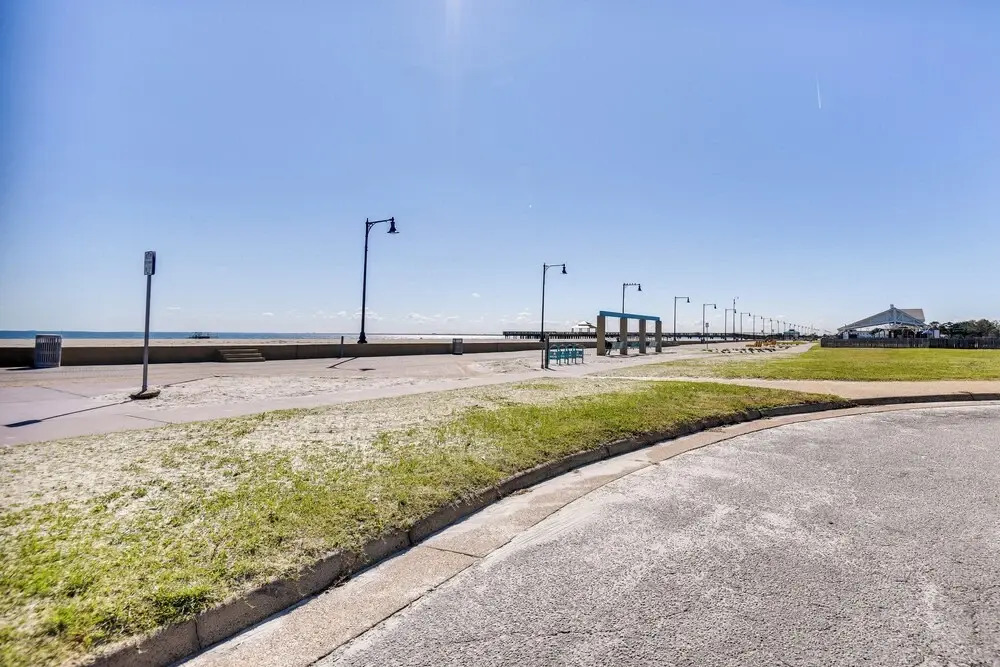 Hampton Home w/ Grill < 1 Mi to Beach!