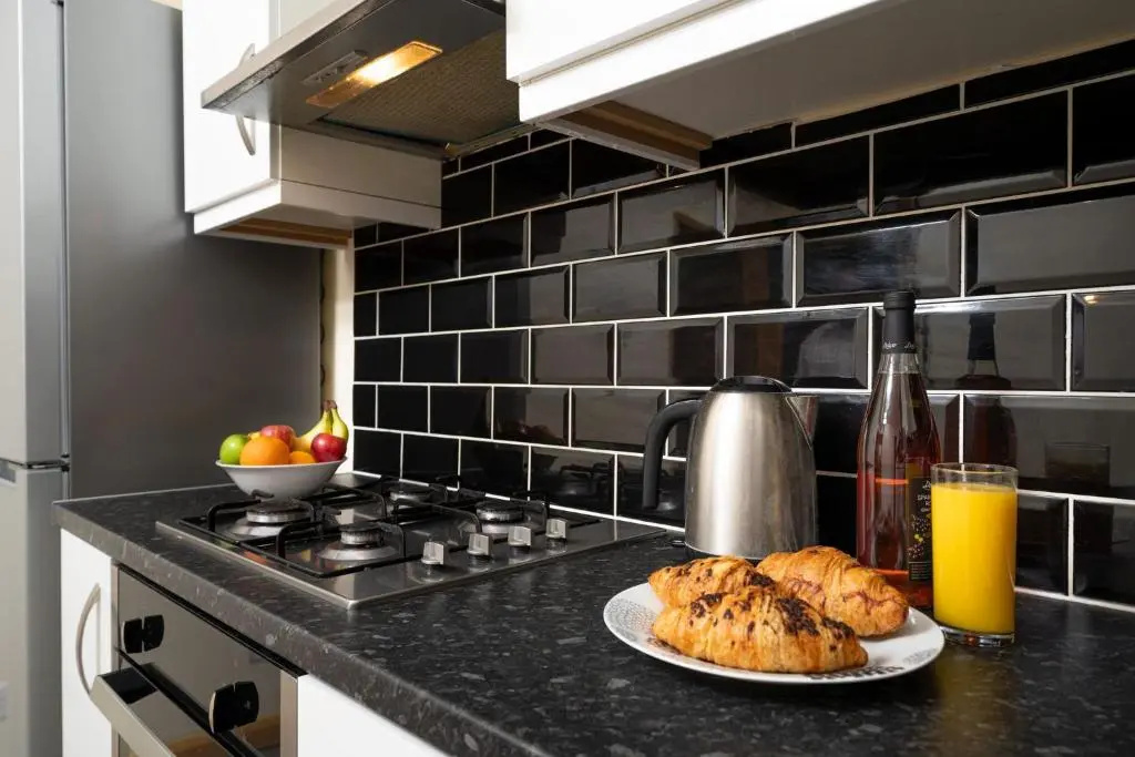 F4 Modern Double Room (Sandycroft Guest House)