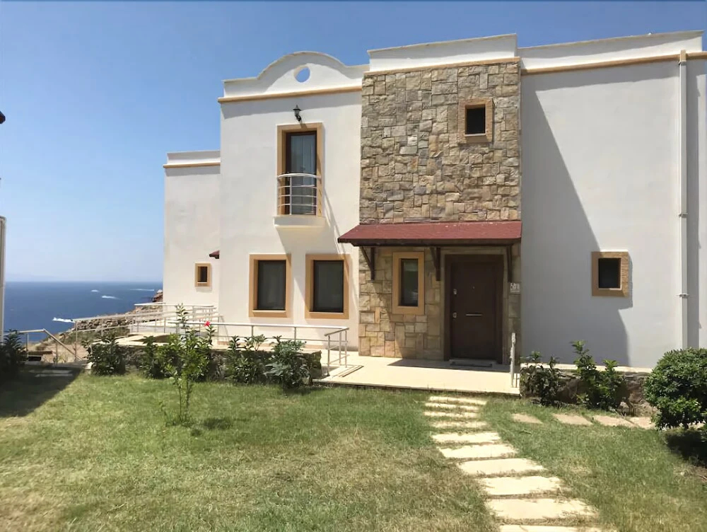 Villa with Hot Tub in Peninsula