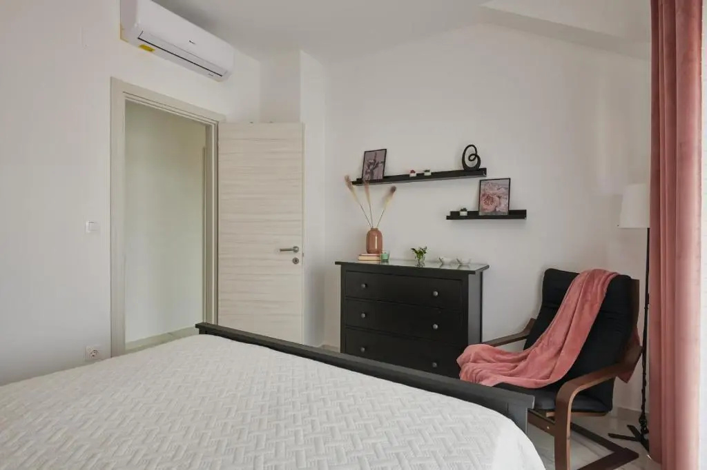On the Third Cloud 2BDR with walk-in closet
