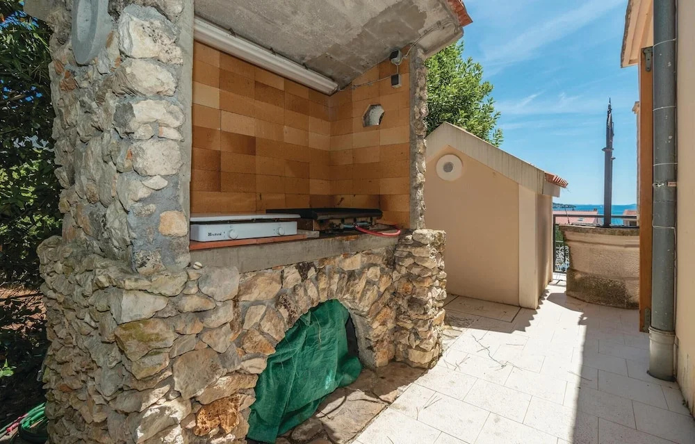 Stunning Home in Preko With 3 Bedrooms and Wifi