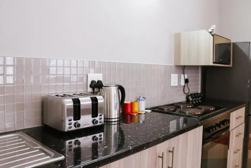 1 Bedroom Flat 100m away from the Beach with WIFI