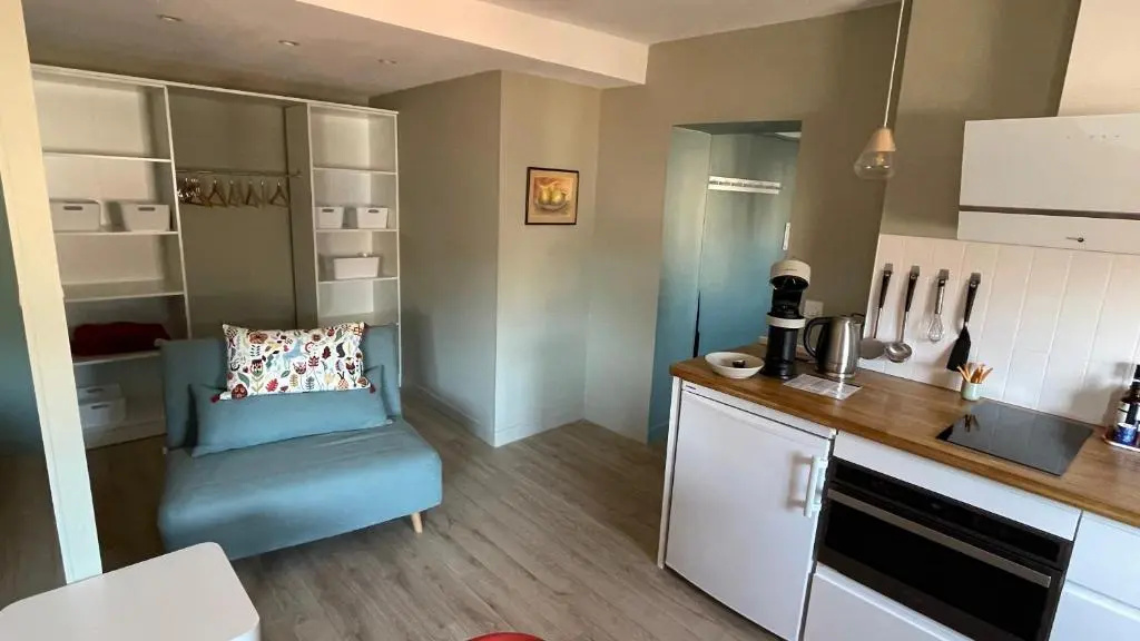 Au cœur du vieux Toulon au calme appartement rénové climatisé confortable étage élevé avec ascenseur proche parking et toutes commodités