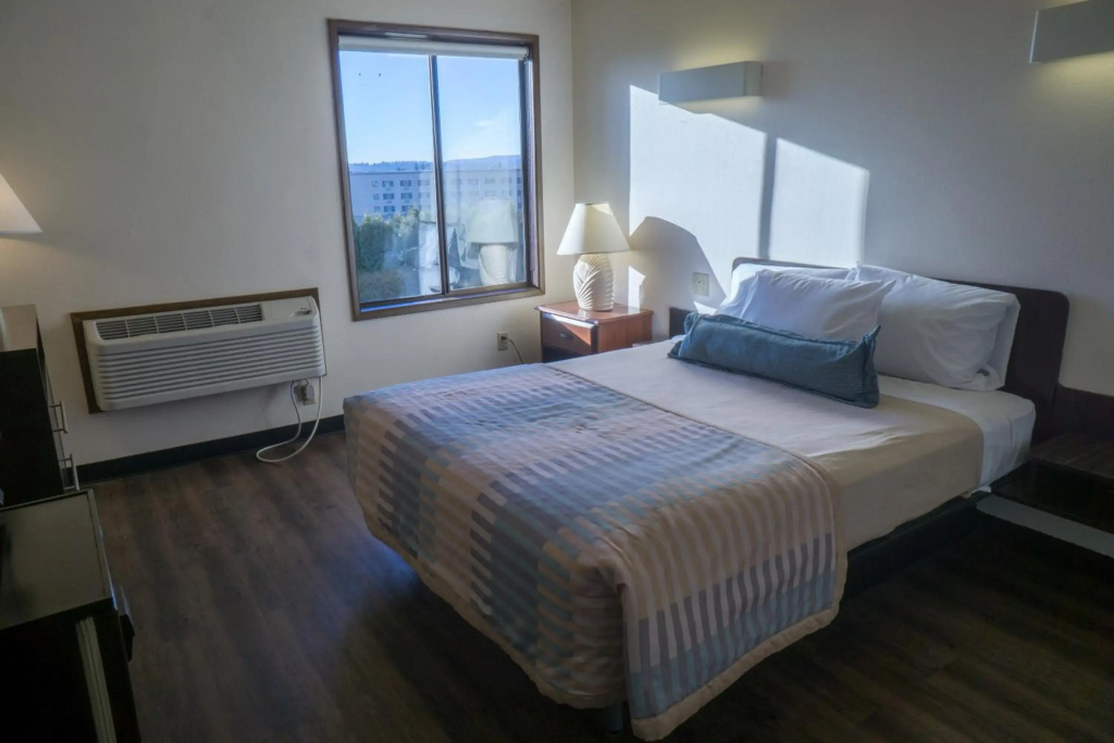 Sunnyside Inn and Suites
